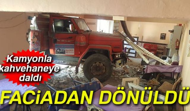 Zonguldak'ta kullandığı kamyonun hakimiyetini kaybeden sürücü kahvehaneye çarparak durabildi