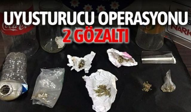 Polis ekiplerinin düzenlendiği operasyon kapsamında gözaltına alınan 2 kişi ile birlikte bir miktar uyuşturucu madde ele geçirildi