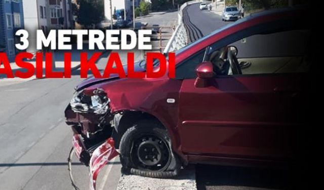 Karabükte meydana trafik kazasında bariyerlere çarpan otomobil 3 metrelik askıda kaldı