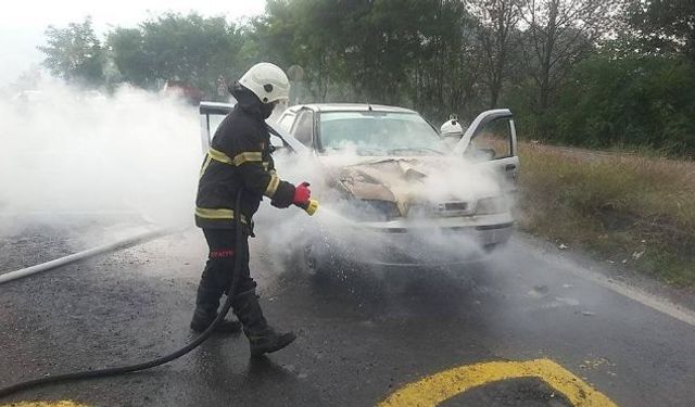 Seyir halindeki otomobilin motoru yandı!..