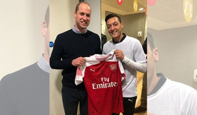 Mesut Özil, Prens William'a imzalı formasını hediye etti...