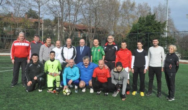 Gençleri spora özendirmek için futbol oynadılar...