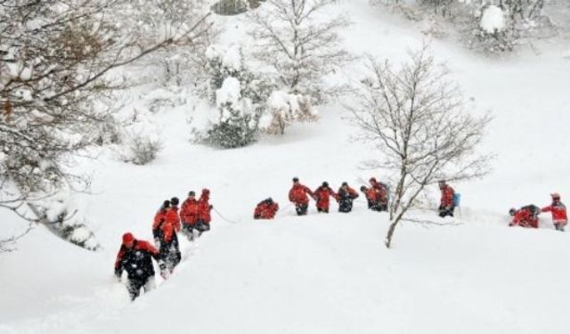 30 metreden uçan araçta mahsur kalan 3 kişi kurtarıldı!..