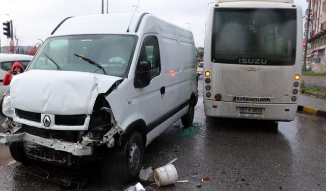 Öğrenci servisi minibüsle kafa kafaya çarpıştı: 5 yaralı!..