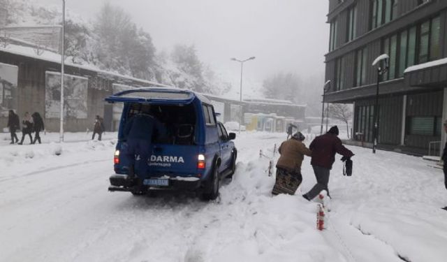 Kanser hastası kadının imdadına jandarma yetişti...