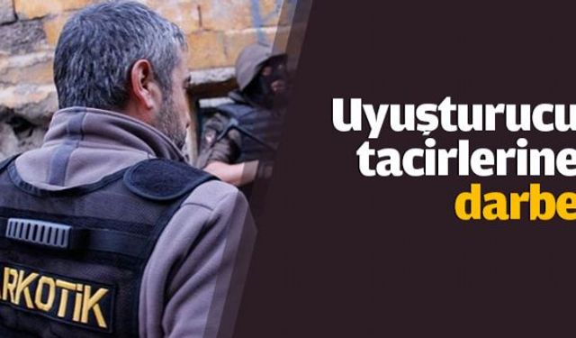 Uyuşturucu ticareti yaptıkları iddiasıyla iki şüpheli gözaltına alınırken, yakalanan uyuşturucu maddelere de el konuldu