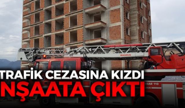 Trafik uygulamasında ehliyetsiz olduğu tespit edilen sürücü kendisine kesilen cezaya kızarak, eşi ve 2 çocuğunu arabada bırakıp 11 katlı inşaata çıktı