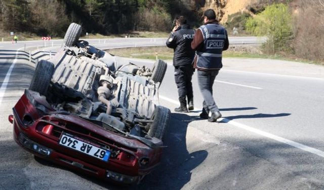 Lastiği patlayan araç karşı yola uçtu: 2 yaralı!..