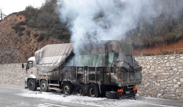 Alev topuna dönen TIR kullanılamaz hale geldi!..