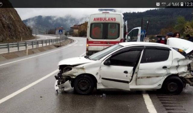 Islak yolda kaza yaptı: 1'i çocuk 4 yaralı!..