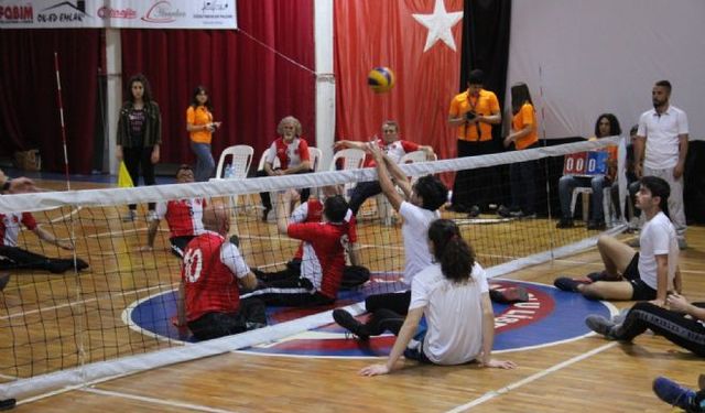 Liseli öğrenciler Paravolley takımı ile maça çıktı...