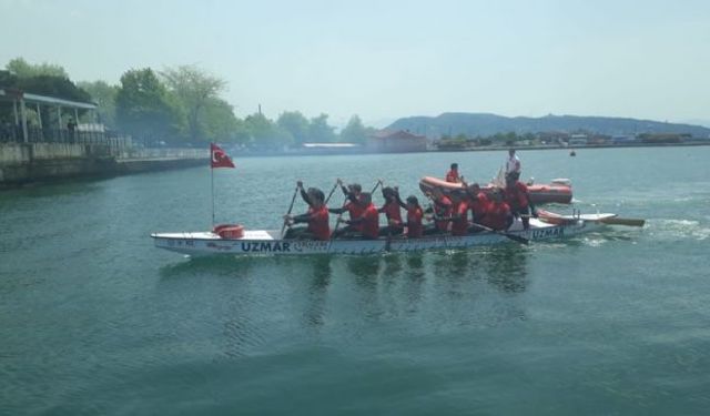 İstanbul'dan kürek çekerek 'Türk Bayrağı' getirdiler...