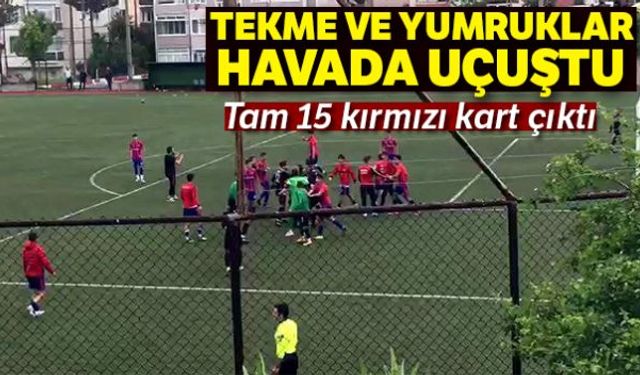 Karabükte oynanan Karabük-Denizli U 19 maçının uzatma dakikalarında çıkan kavgada tekme ve yumruklar havada uçuştu