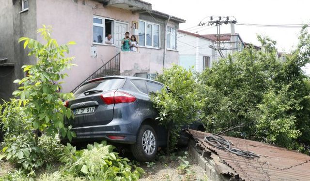 Freni patlayan otomobil bahçeye uçtu: 1'i bebek 4 yaralı!..