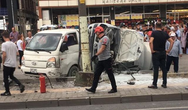 Direksiyon başında fenalaşınca elektrik direğine çarptı!.. 