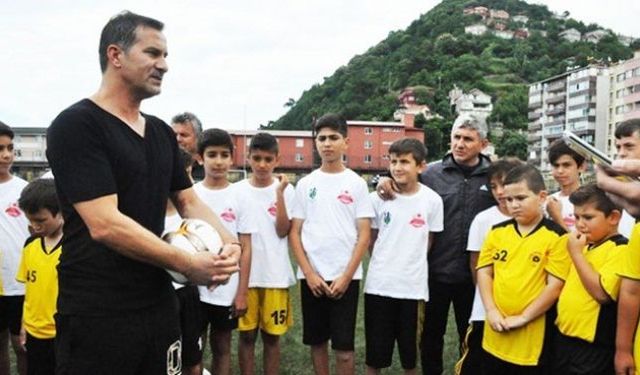 Ünlü futbolcu isminin verildiği okulun açılışına gelecek...