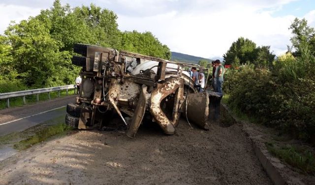 Beton mikseri seyir halindeyken devrildi: 1 yaralı!..