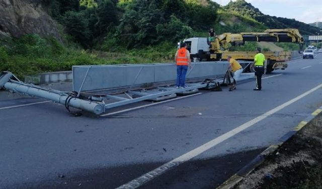 Araç tabelaya çarptı!.. Yolu tıkayan tabela trafiği aksattı!..