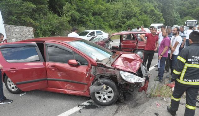 İki araç kafa kafaya çarpıştı: 1'i ağır 5 yaralı!..