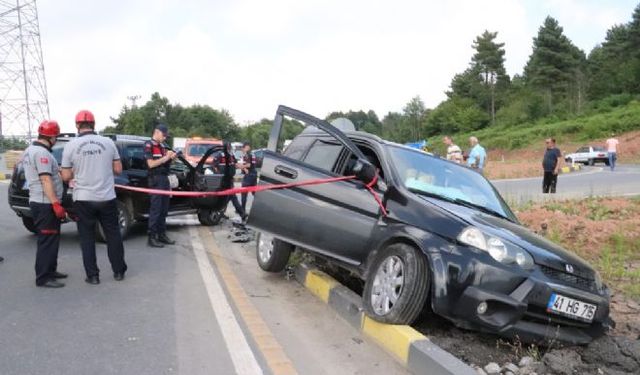 Kavşakta kadın sürücü ile çarpıştı: 5 yaralı!..