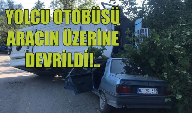 Zonguldakın Alaplı İlçesinde, yolcu minibüsünün otomobilin üzerine devrildiği kazada 2 kişi yaralandı