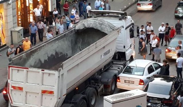 Trafik kazasında tekme tokat kavga çıktı: 1 yaralı!..