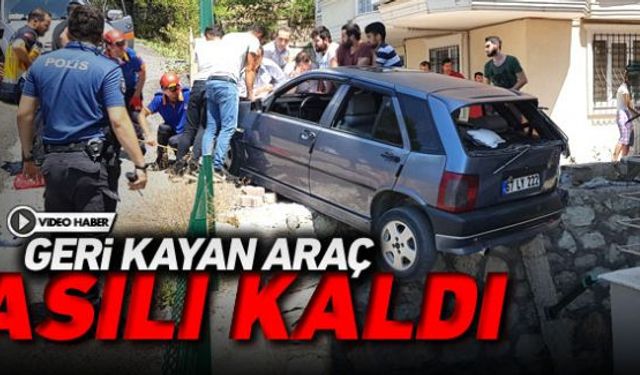 Rampa yukarı çıkarken bir anda geri kayan otomobil, 10 metre yükseklikte duvarda askıda kaldı