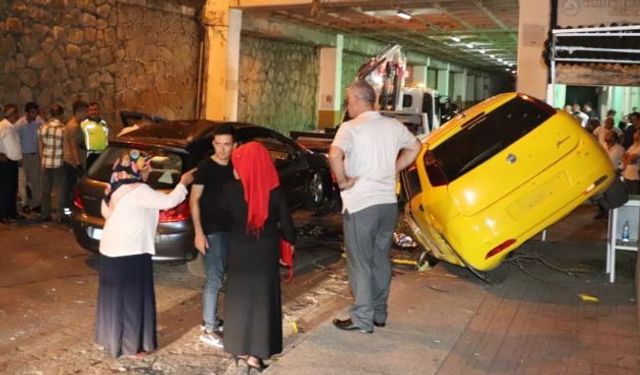 10 metre yükseklikten aracın üzerine uçtu: 2 yaralı!..