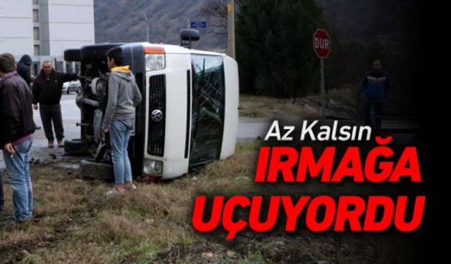 Sürücüsünün kontrolünü kaybettiği minibüs ırmağa uçmaktan son anda kurtuldu