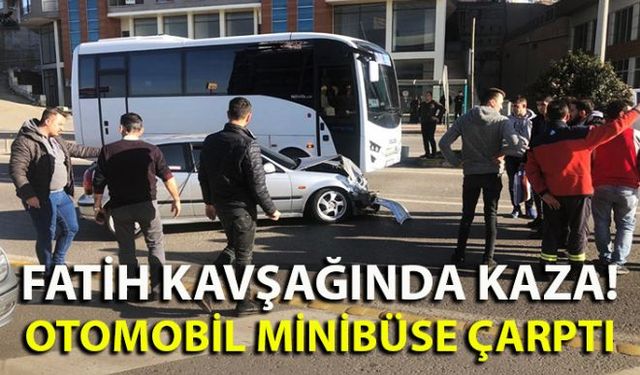 Zonguldakın Kozlu İlçesinde otomobil ile minibüsün çarpıştığı trafik kazasında maddi hasar meydana geldi