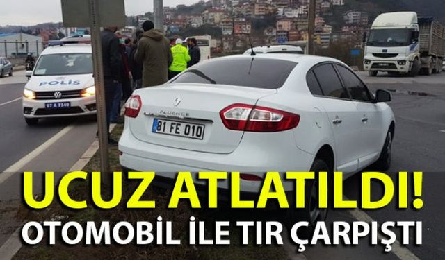 Zonguldakın Ereğli ilçesinde otomobil ile TIRın çarpışması sonucu meydana gelen kazada maddi hasar meydana geldi