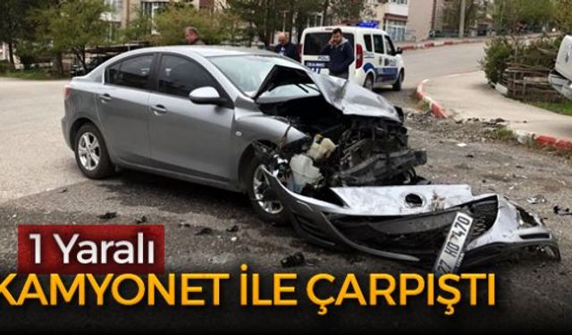 Kavşakta kamyonete çarpan otomobilin sürücüsü yaralandı