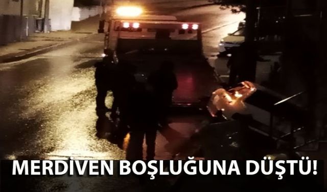 Zonguldakta meydana gelen trafik kazasında sürücüsünün kontrolünden çıkan otomobil yol kenarında bulunan bir evin merdiven boşluğuna düştü