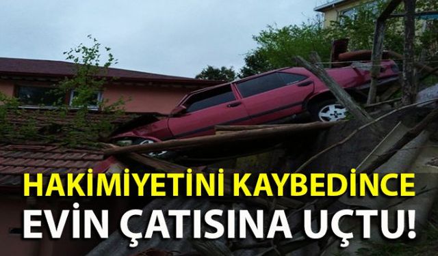 Zonguldakın Ereğli ilçesine bağlı Kandilli Beldesinde sürücünün direksiyon hakimiyetini kaybettiği otomobil evin çatısına uçtu