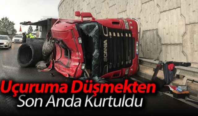 Virajda kontrolden çıkan demir yüklü TIR, uçuruma düşmekten son anda kurtuldu