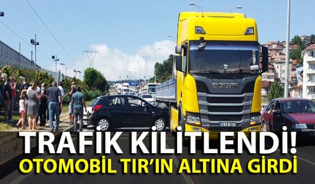 Zonguldakın Ereğli ilçesinde TIRın altına giren iki otomobil trafiğin kilitlenmesine neden oldu