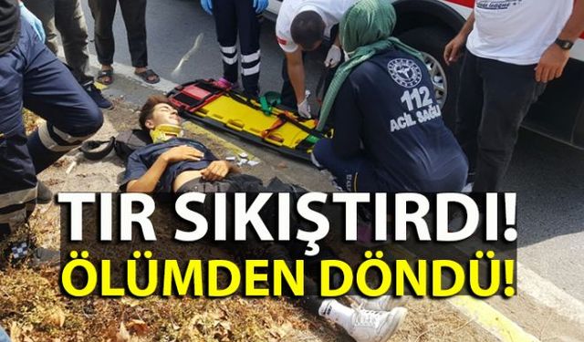 Zonguldakın Ereğli ilçesinde TIRın sıkıştırdığı motosiklet sürücüsü direksiyon hakimiyetini kaybederek önce refüje sonra da aydınlatma direğine çarptı