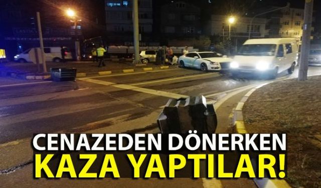 Zonguldakın Alaplı İlçesi Karşıyaka mevkinde iki otomobilin kafa kafaya çarpıştığı kazada şans eseri yaralanan olmazken araçlarda maddi hasar meydana geldi