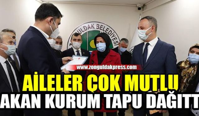 Çevre ve Şehircilik Bakanı Murat Kurum Zonguldak'ta yaptığı ziyaretler kapsamında vatandaşlara tapularını takdim etti