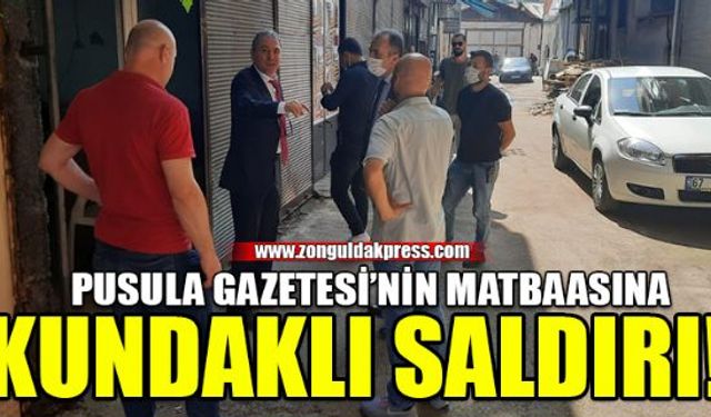 Zonguldakta günlük yayın yapan Pusula Gazetesinin Acılık Alparslan Sokaktaki matbaası, dün gece kimliği belirli kişilerce kundaklandı