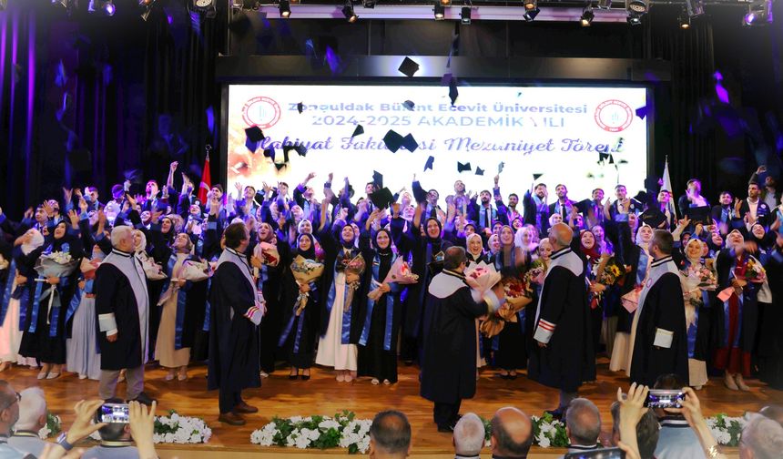 İlahiyat mezunları kep attı
