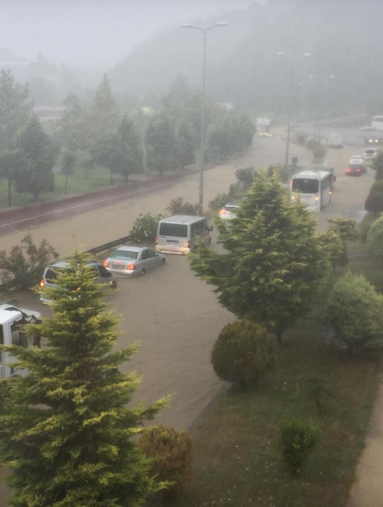 yağmur, sel, sahil yolu, sürücüler, zonguldak, Kozlu (4)