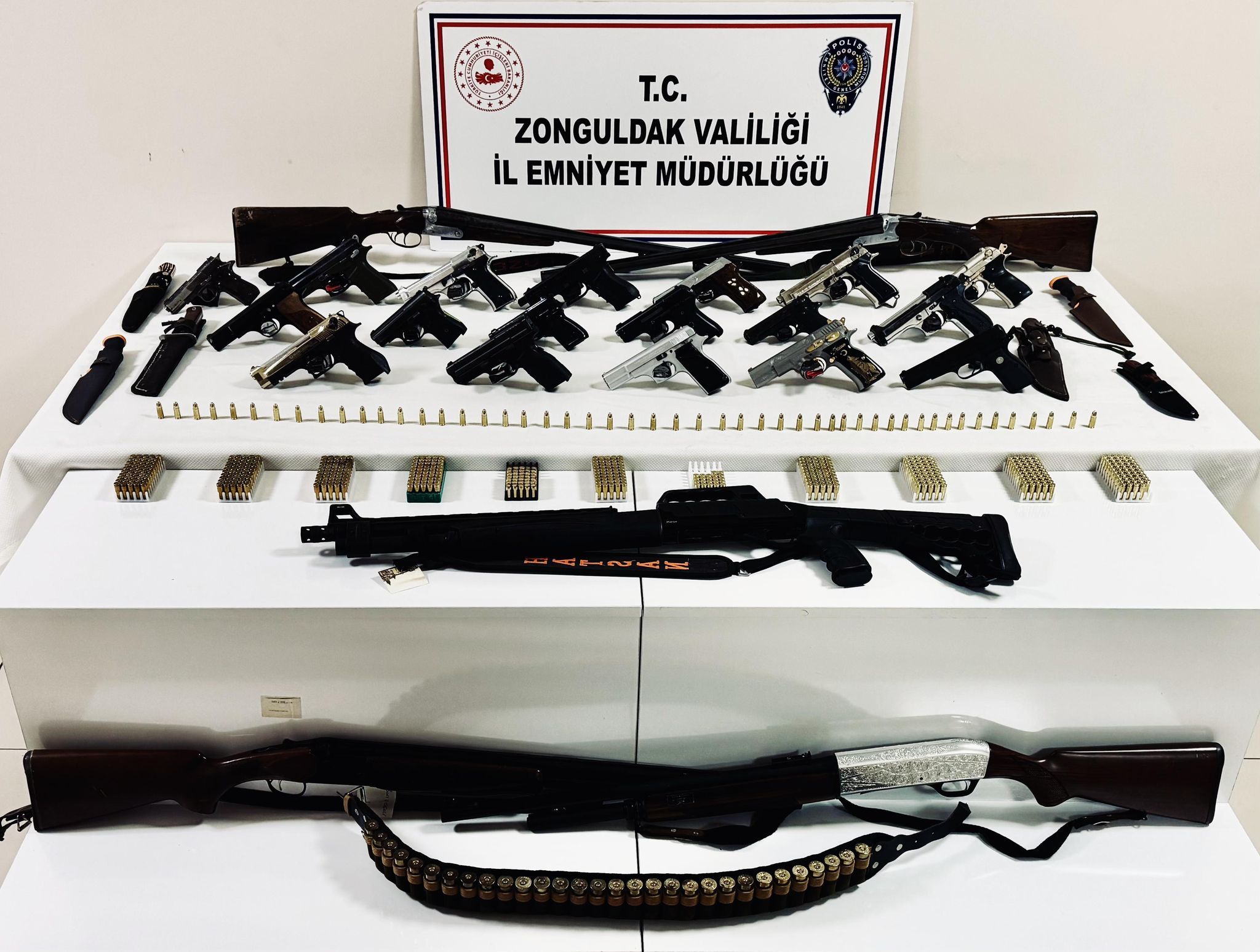 Ruhsatsız silah tacirleri tutuklandı