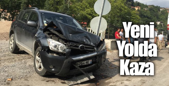 Zonguldak şehir merkezini Ankara karayoluna bağlayan yeni yolda meydana gelen kazada yabancı plakalı araç minibüse çarptı